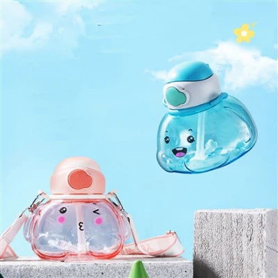 Çocuklar saman ile şişe içiyor